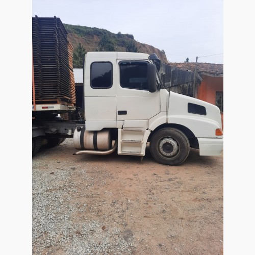 Foto do veículo VOLVO NH-12 380 4x2 2p (diesel) 2002/2002 ID: 88564